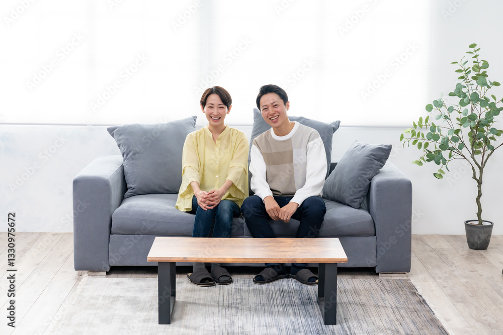 カメラ目線で微笑む日本人夫婦 カメラ目線で微笑む日本人夫婦