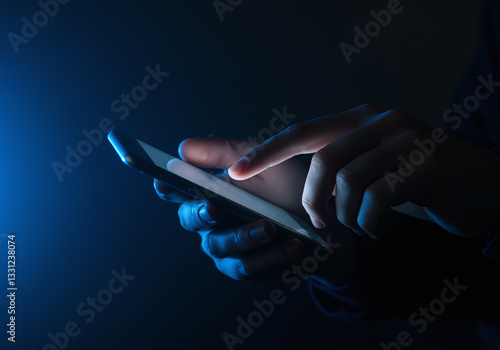 スマートフォンを操作する手 闇バイト 暗闇 犯罪 ハック クラック