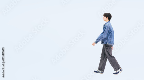 Tableau sur toile 横向きに歩くカジュアルウェアの若い男性の全身写真（切り抜き背景透過PNGも販売しております。↓作成者リンクから「PNG」で検索してください）