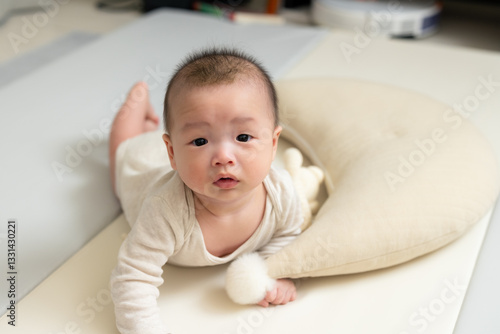 Obraz na płótnie Cute baby doing tummy time on cushion w salonie