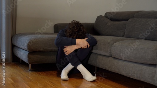 Obraz na płótnie DEPRESSED CHILD LEFT ALONE, CRIES AND DESPERATES. DIFFICULTIES DURING GROWTH IN ADOLESCENCE. PERSONAL CRISIS AND BEING PUNISHED BY PARENTS.
PEER BULLYING AND PROBLEMS IN PERSONALITY GROWTH w salonie