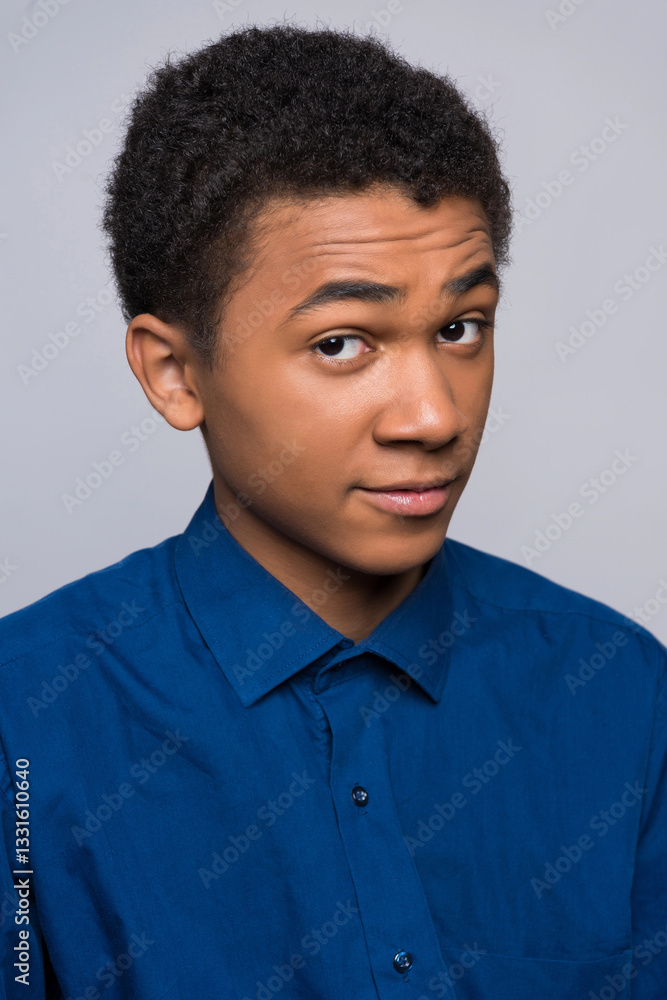 Obraz premium African American teenager looks incredulously