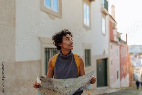 Canvas-taulu Tourist exploring lisbon using a map and looking around