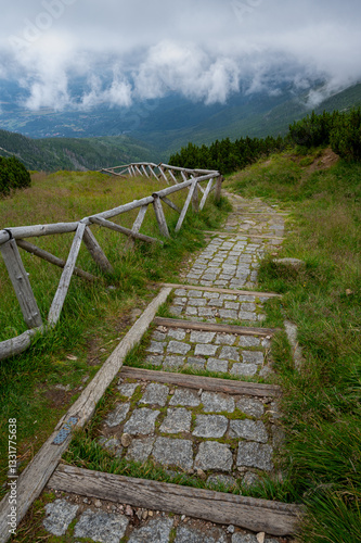 Schody na górskim szlaku prowadzące w dół zbocza