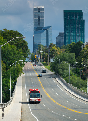 Autobus miejski jadący aleją w mieście Toronto 
