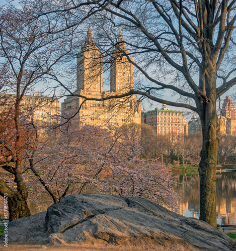 Obraz na płótnie Central Park, New York City at the lake, in early spring w salonie