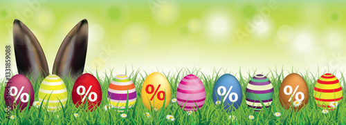 Osteraktion Banner mit bunten Ostereiern im Gras