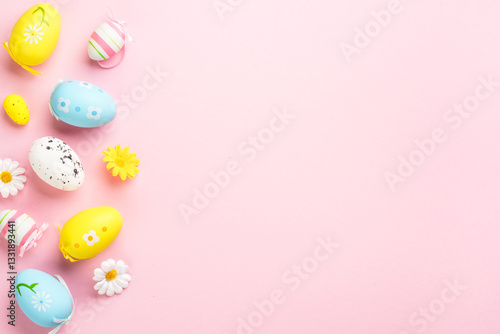 Obraz na płótnie Easter eggs on pink background. w salonie