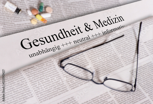 Obraz na płótnie Eine Brille liegt auf einer Zeitung mit der Überschrift Gesundheit & Medizin w salonie