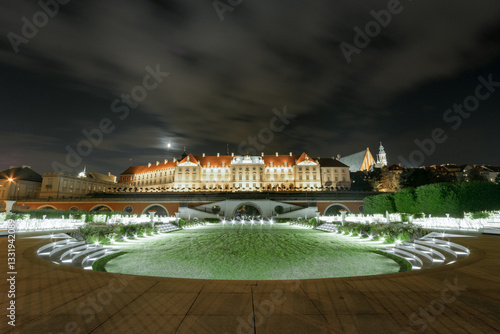 Stare kamienice w nocy w mieście Warszawa