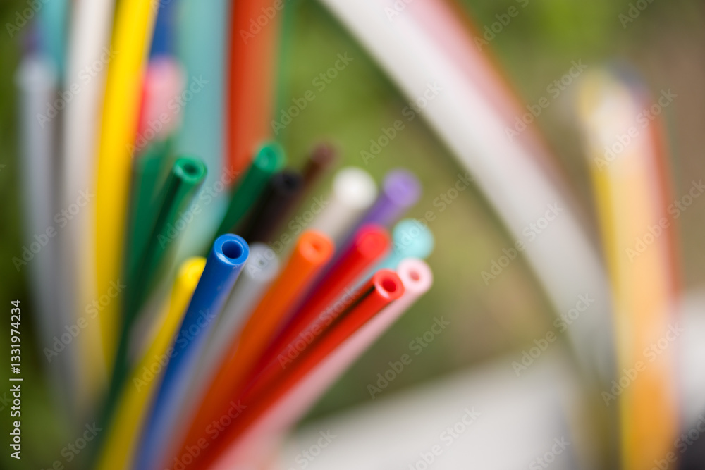 Offene Glasfaser-Verteilerbox mit bunten Glasfaser-Rohren – Breitbandausbau in Wohngebieten, modernes Telekommunikationsnetz für Highspeed-Internet und Digitalisierung.