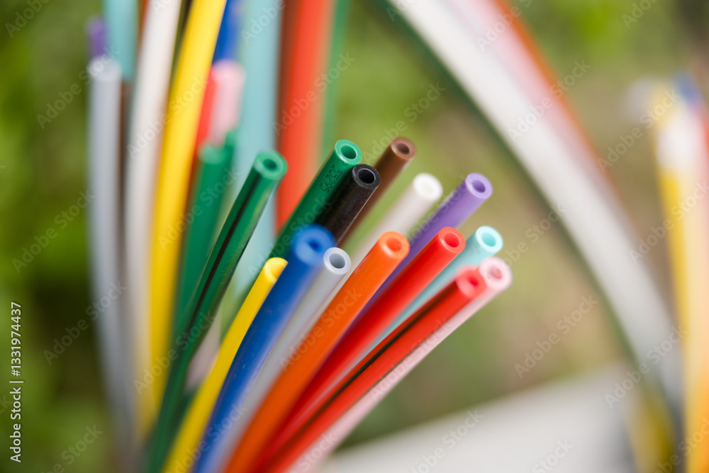 Offene Glasfaser-Verteilerbox mit bunten Glasfaser-Rohren – Breitbandausbau in Wohngebieten, modernes Telekommunikationsnetz für Highspeed-Internet und Digitalisierung.