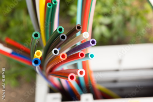 Obraz na płótnie Offene Glasfaser-Verteilerbox mit bunten Glasfaser-Rohren – Breitbandausbau in Wohngebieten, modernes Telekommunikationsnetz für Highspeed-Internet und Digitalisierung. w salonie