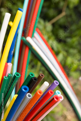 Obraz na płótnie Offene Glasfaser-Verteilerbox mit bunten Glasfaser-Rohren – Breitbandausbau in Wohngebieten, modernes Telekommunikationsnetz für Highspeed-Internet und Digitalisierung. w salonie