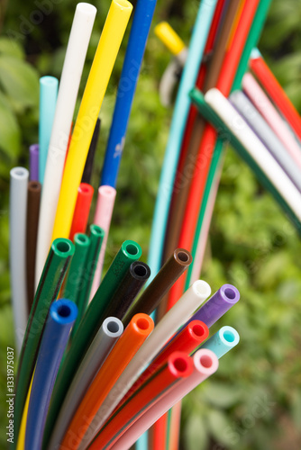 Offene Glasfaser-Verteilerbox mit bunten Glasfaser-Rohren – Breitbandausbau in Wohngebieten, modernes Telekommunikationsnetz für Highspeed-Internet und Digitalisierung.