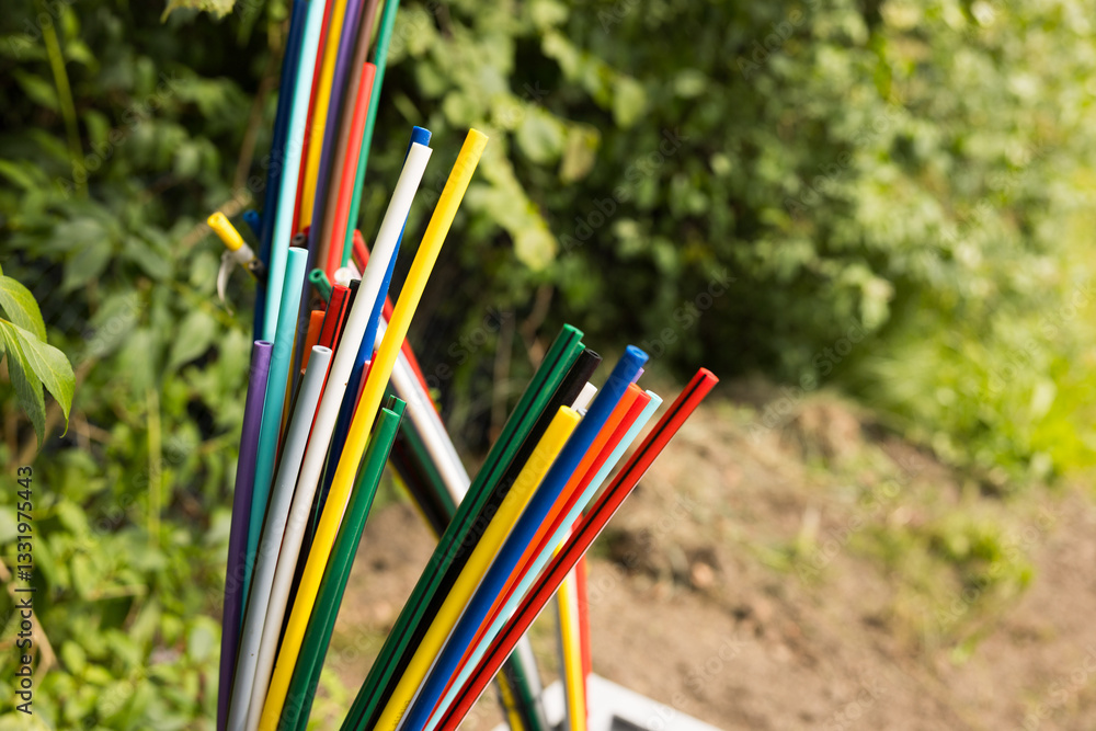 Offene Glasfaser-Verteilerbox mit bunten Glasfaser-Rohren – Breitbandausbau in Wohngebieten, modernes Telekommunikationsnetz für Highspeed-Internet und Digitalisierung.