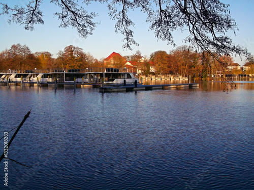 Obraz na płótnie Der Stadtsee mit Hafen am Morgen w salonie