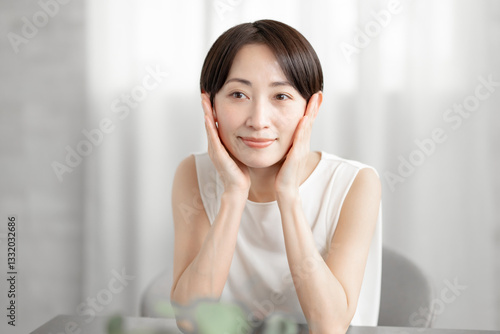 Free Download 肌の潤いを実感するミドル女性 - GFXLoad