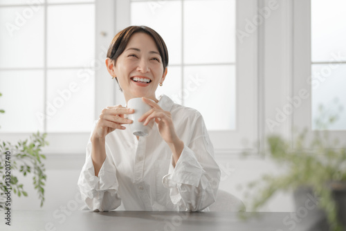 Canvastavla コーヒーカップを持つ女性
