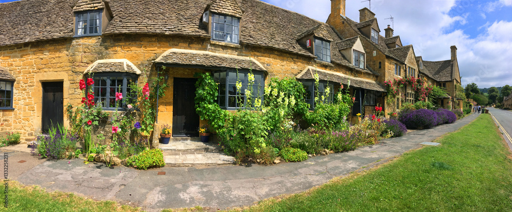 Obraz premium A street in Broadway Worcestershire , Uk. A famous medieval town in the Cotswolds 