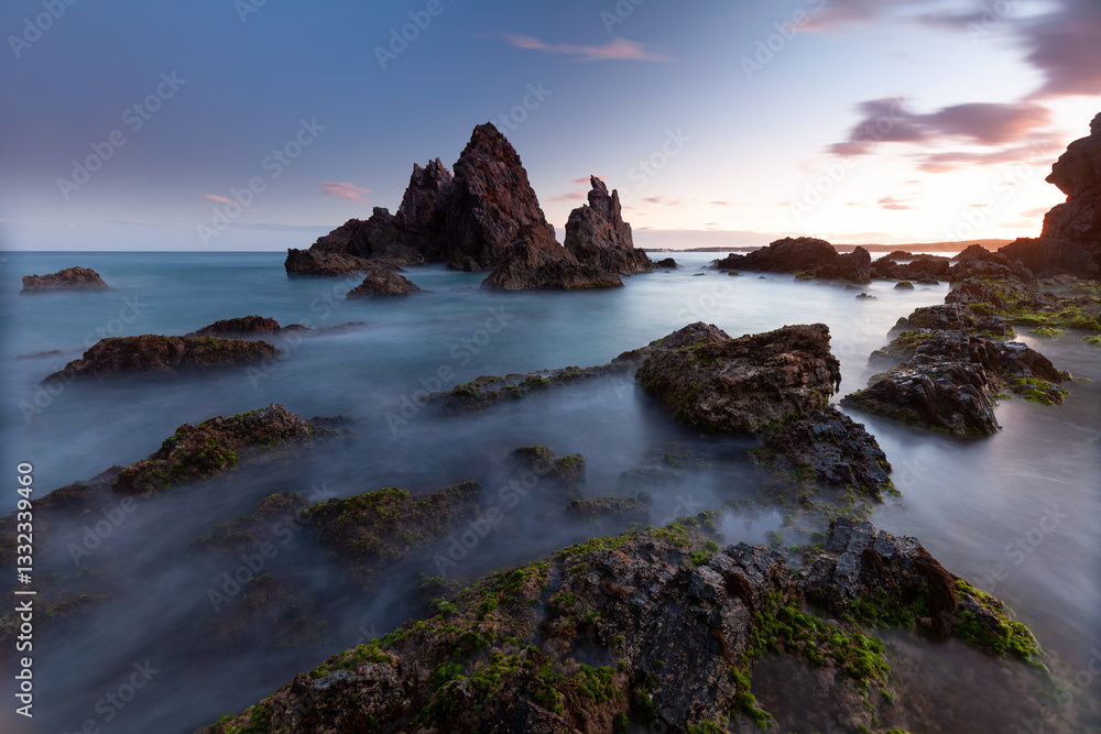 Sonnenuntergang am Camel Rock bei Bermagui in Australien. Sonnenuntergang am Camel Rock bei Bermagui in Australien.
