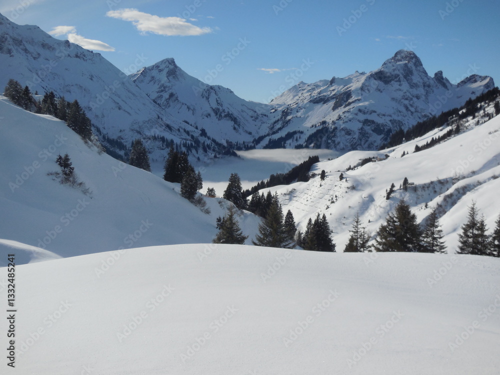 Bergpanorama Warth - Über den Wolken in den verschneiten Alpen - ein atemberaubender Ausblick 