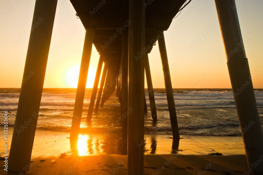 Fototapeta premium Sun setting at Hermosa Beach Pier.