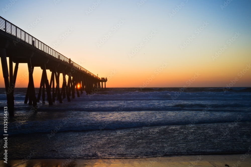 Fototapeta premium Sun setting at Hermosa Beach Pier.
