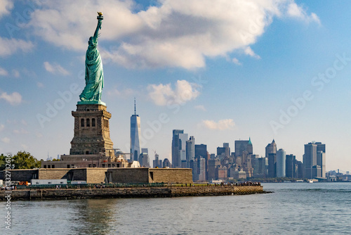 Fotografía View of Statue of Liberty and New York City Skyline