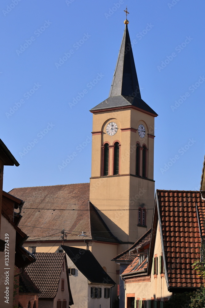 Fototapeta premium Blick auf die Kirche im Zentrum der Stadt Vogtsburg im Kaiserstuhl