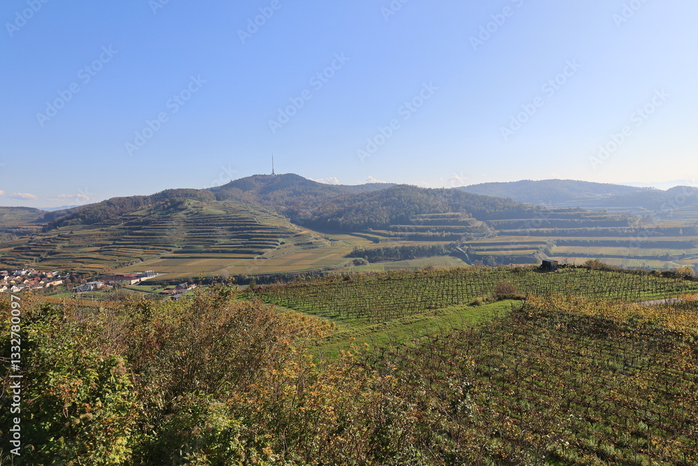 Blick auf die Naturlandschaft des Kaiserstuhls in Baden-Württemberg Blick auf die Naturlandschaft des Kaiserstuhls in Baden-Württemberg
