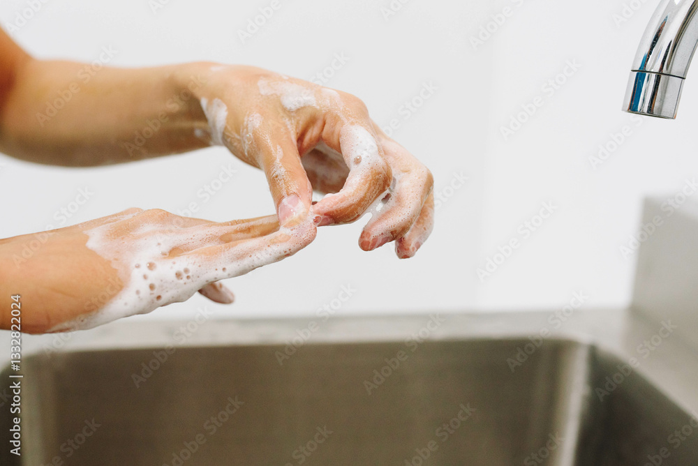 Obraz premium woman washing hands