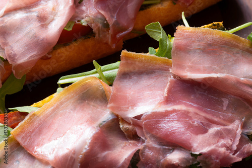 Obraz na płótnie italian parma ham crouton w salonie