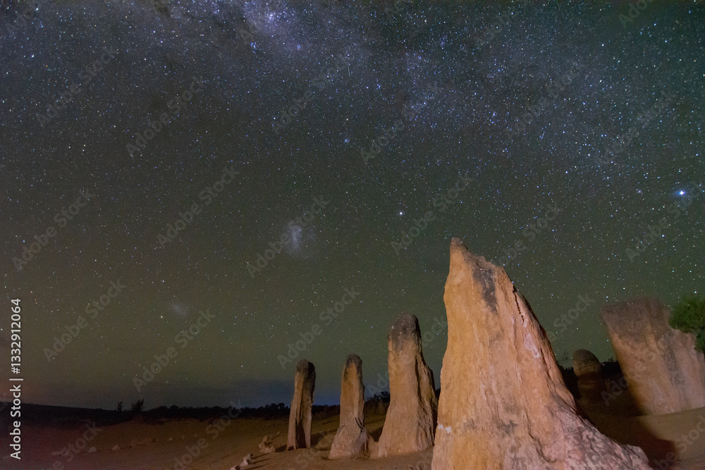 Nocne niebo pełne gwiazd w zachodniej Australii - Pinnacles night photo