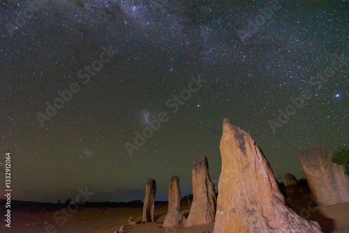 Obraz na płótnie Nocne niebo pełne gwiazd w zachodniej Australii - Pinnacles night photo w salonie