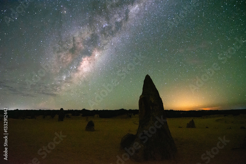 Obraz na płótnie Droga Mleczna na nocnym niebie w zachodniej Australii - Pinnacles night sky w salonie