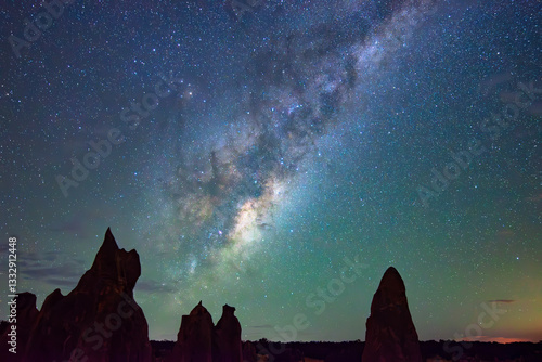 Obraz na płótnie Droga Mleczna i nocne niebo w zachodniej Australii na pustyni Pinnacles - Astrophoto and night sky full of stars in Australia w salonie