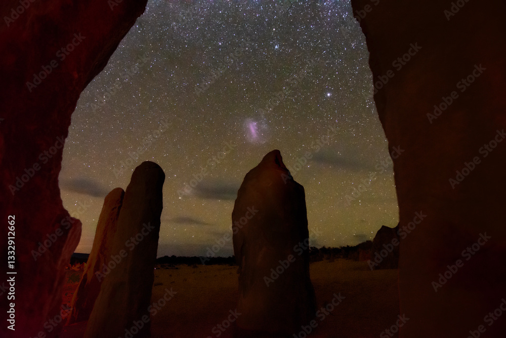 Obłoki Magellana i nocne niebo w Pinnacles - zachodnia Australia