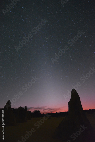 Obraz na płótnie Światło zodiakalne na nocnym niebie, przed wschodem Słońca - Australia zachodnia, Pinnacles Park w salonie