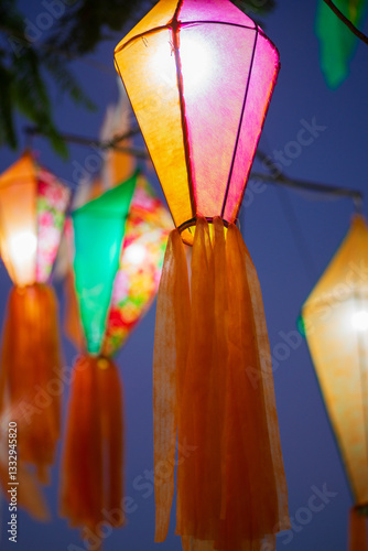 balões decorativos iluminados de festa junina no nordeste do brasil
