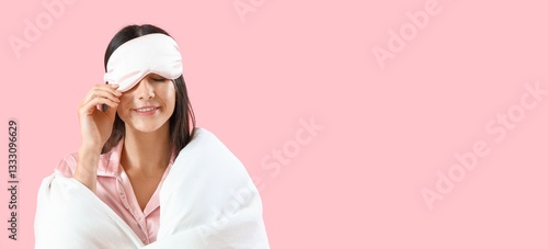 Young woman with sleeping m...