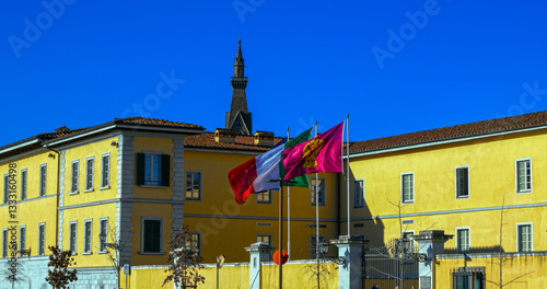 Fototapeta Naklejka Na Ścianę i Meble -  Fahnen an der Lungarno della Zecca Vecchia in Florenz