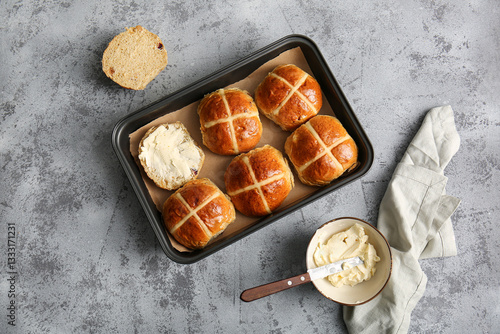 Baking tray with Easter cro...
