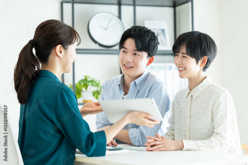 Fototapeta premium プランナーに相談する若い夫婦