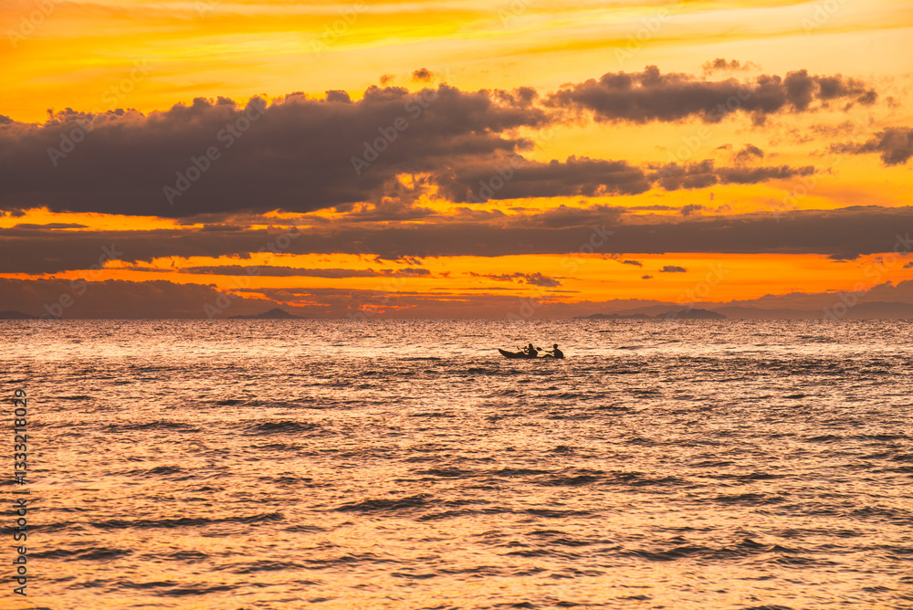 Fototapeta premium Kayaking in the dusk