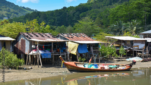 Obraz na płótnie Thai Fishing Village: Life on the Riverbank w salonie