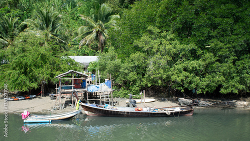 Obraz na płótnie Thai Fishing Village: Life on the Riverbank w salonie