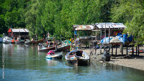 Obraz na płótnie Thai Fishing Village: Life on the Riverbank w salonie