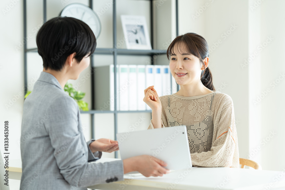 プランナーに相談する若い女性 プランナーに相談する若い女性