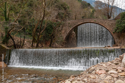 Obraz na płótnie Palaiokarya stone arched bridge and waterfall near Pyli village, Thessaly, Greece w salonie